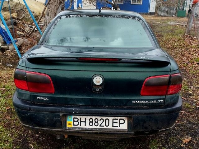 Зеленый Опель Омега, объемом двигателя 2.5 л и пробегом 370 тыс. км за 1050 $, фото 1 на Automoto.ua