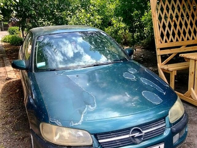 Зеленый Опель Омега, объемом двигателя 2 л и пробегом 300 тыс. км за 1500 $, фото 1 на Automoto.ua