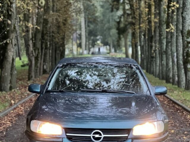 Зеленый Опель Омега, объемом двигателя 2 л и пробегом 300 тыс. км за 1300 $, фото 1 на Automoto.ua