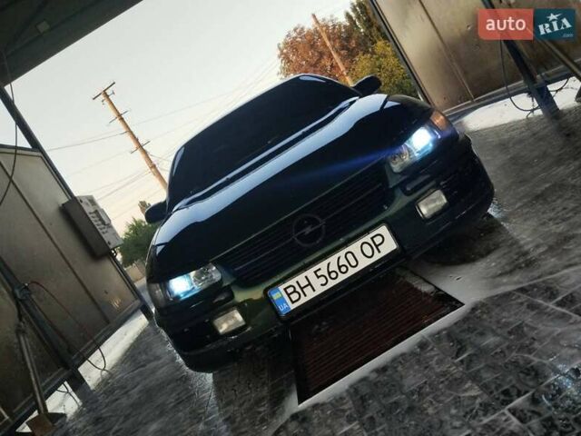 Зеленый Опель Омега, объемом двигателя 2 л и пробегом 200 тыс. км за 2700 $, фото 1 на Automoto.ua