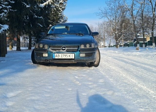 Зеленый Опель Омега, объемом двигателя 2 л и пробегом 290 тыс. км за 2000 $, фото 1 на Automoto.ua