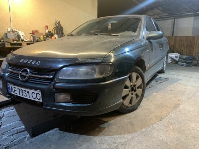 Зеленый Опель Омега, объемом двигателя 2 л и пробегом 37 тыс. км за 1850 $, фото 1 на Automoto.ua