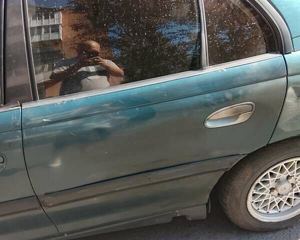 Зеленый Опель Омега, объемом двигателя 2 л и пробегом 300 тыс. км за 2000 $, фото 1 на Automoto.ua