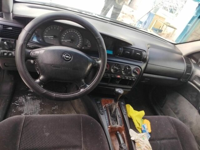 Зеленый Опель Омега, объемом двигателя 2 л и пробегом 300 тыс. км за 2080 $, фото 1 на Automoto.ua