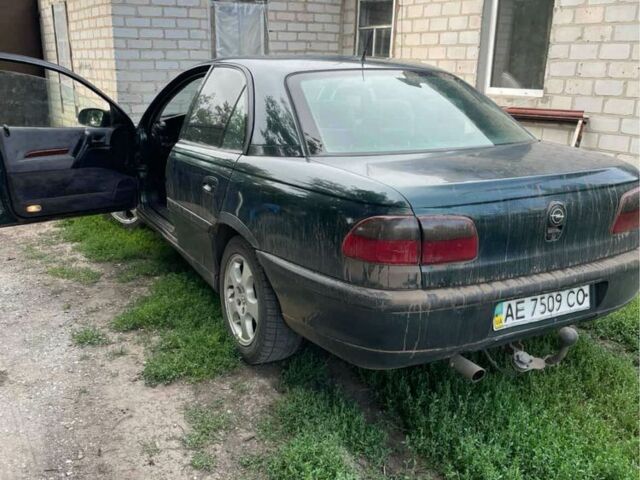 Зеленый Опель Омега, объемом двигателя 2 л и пробегом 300 тыс. км за 1350 $, фото 1 на Automoto.ua