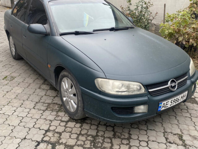 Зеленый Опель Омега, объемом двигателя 3 л и пробегом 400 тыс. км за 2500 $, фото 1 на Automoto.ua