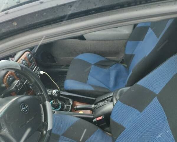 Зеленый Опель Омега, объемом двигателя 2 л и пробегом 300 тыс. км за 1500 $, фото 1 на Automoto.ua