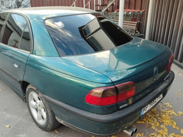 Зеленый Опель Омега, объемом двигателя 2.5 л и пробегом 300 тыс. км за 2500 $, фото 1 на Automoto.ua