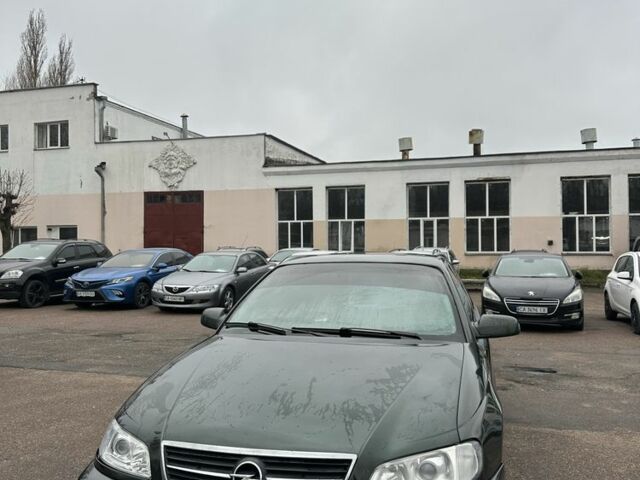 Зеленый Опель Омега, объемом двигателя 2 л и пробегом 300 тыс. км за 2499 $, фото 1 на Automoto.ua