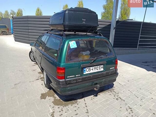 Зеленый Опель Омега, объемом двигателя 2 л и пробегом 250 тыс. км за 1250 $, фото 1 на Automoto.ua