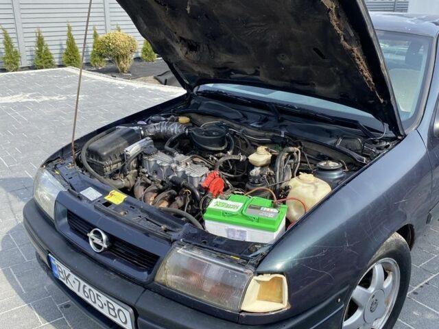 Зеленый Опель Омега, объемом двигателя 1.8 л и пробегом 400 тыс. км за 999 $, фото 1 на Automoto.ua