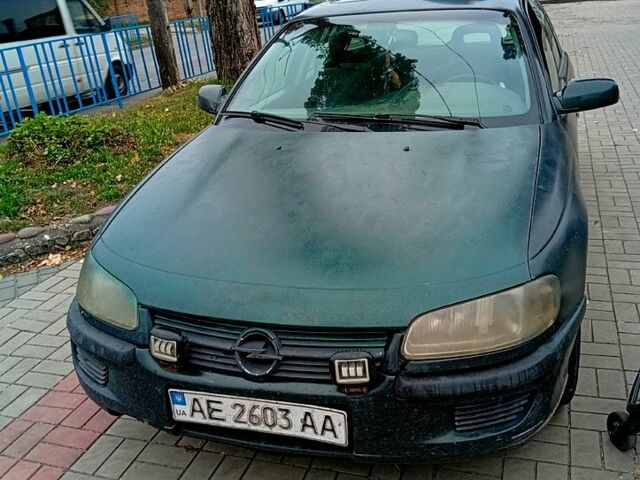 Зеленый Опель Омега, объемом двигателя 2 л и пробегом 32 тыс. км за 1000 $, фото 1 на Automoto.ua