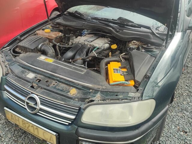 Зеленый Опель Омега, объемом двигателя 2.5 л и пробегом 268 тыс. км за 1600 $, фото 1 на Automoto.ua