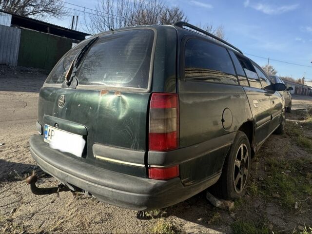 Зелений Опель Омега, об'ємом двигуна 2 л та пробігом 300 тис. км за 370 $, фото 1 на Automoto.ua