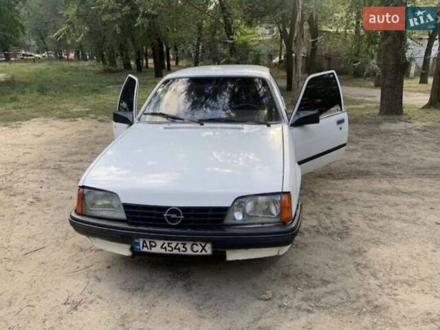 Білий Опель Рекорд, об'ємом двигуна 2.2 л та пробігом 160 тис. км за 1500 $, фото 1 на Automoto.ua