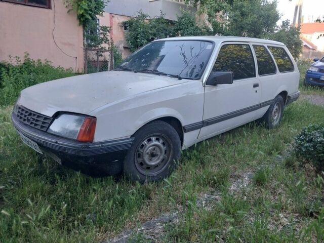 Белый Опель Рекорд, объемом двигателя 1.8 л и пробегом 350 тыс. км за 450 $, фото 1 на Automoto.ua