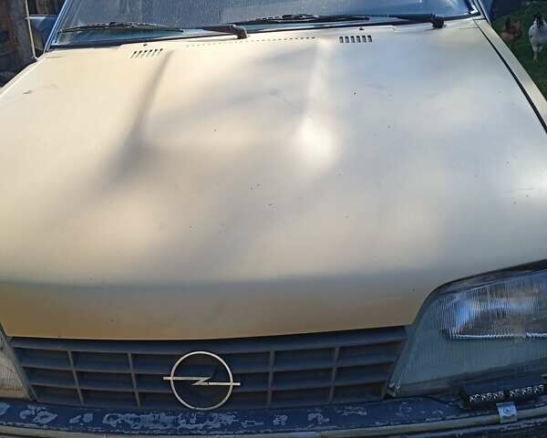 Бежевый Опель Рекорд, объемом двигателя 2.3 л и пробегом 300 тыс. км за 1000 $, фото 1 на Automoto.ua