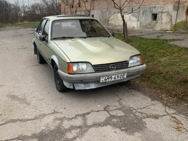 Желтый Опель Рекорд, объемом двигателя 2.3 л и пробегом 327 тыс. км за 798 $, фото 1 на Automoto.ua