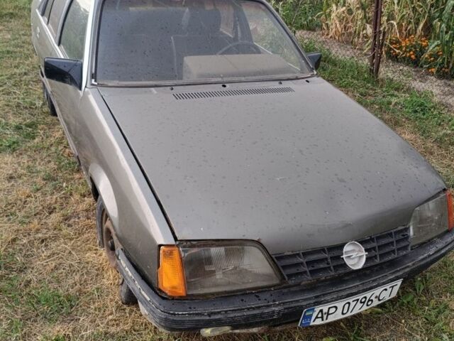 Серый Опель Рекорд, объемом двигателя 2.2 л и пробегом 300 тыс. км за 358 $, фото 1 на Automoto.ua