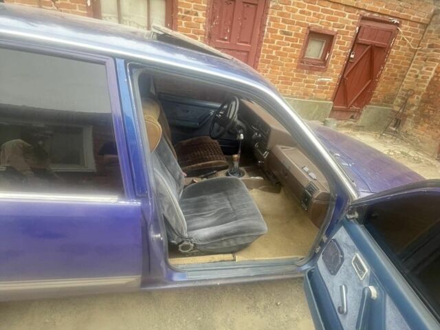 Синий Опель Рекорд, объемом двигателя 2.2 л и пробегом 300 тыс. км за 350 $, фото 1 на Automoto.ua