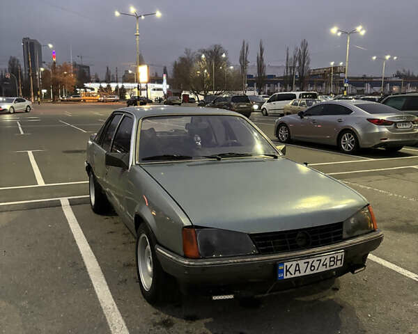 Зеленый Опель Рекорд, объемом двигателя 1.8 л и пробегом 220 тыс. км за 1400 $, фото 1 на Automoto.ua
