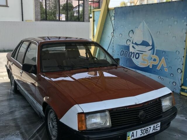 Оранжевый Опель Рекорд, объемом двигателя 1.8 л и пробегом 999 тыс. км за 300 $, фото 1 на Automoto.ua