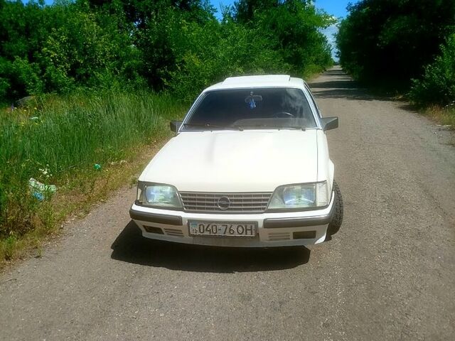 Білий Опель Сенатор, об'ємом двигуна 2.3 л та пробігом 100 тис. км за 1100 $, фото 1 на Automoto.ua