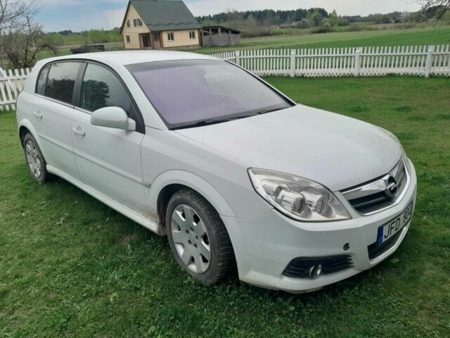 Белый Опель Сигнум, объемом двигателя 0 л и пробегом 300 тыс. км за 1300 $, фото 1 на Automoto.ua