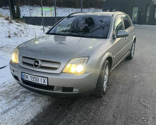 Серый Опель Сигнум, объемом двигателя 2.2 л и пробегом 240 тыс. км за 3700 $, фото 1 на Automoto.ua