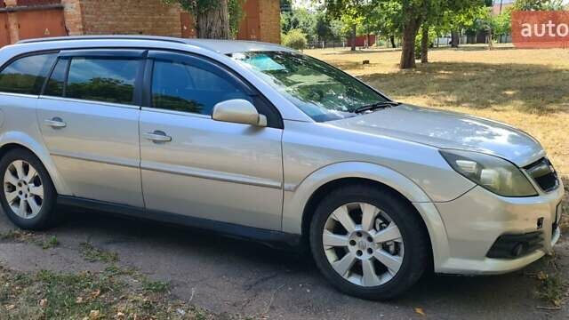 Серый Опель Сигнум, объемом двигателя 3 л и пробегом 327 тыс. км за 4700 $, фото 1 на Automoto.ua