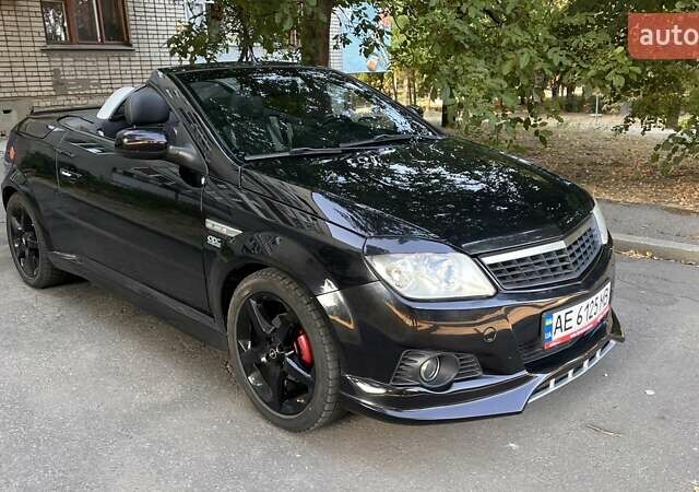 Черный Опель Тигра, объемом двигателя 1.36 л и пробегом 143 тыс. км за 5200 $, фото 1 на Automoto.ua