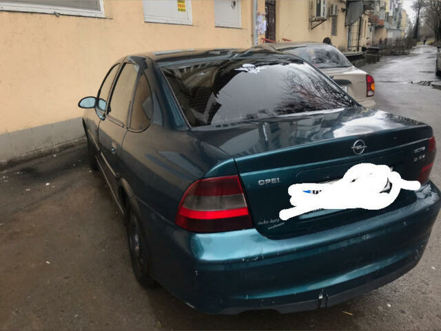 Зеленый Опель Вектра Б, объемом двигателя 2 л и пробегом 357 тыс. км за 900 $, фото 1 на Automoto.ua