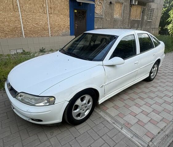 Белый Опель Вектра, объемом двигателя 2 л и пробегом 3 тыс. км за 826 $, фото 1 на Automoto.ua