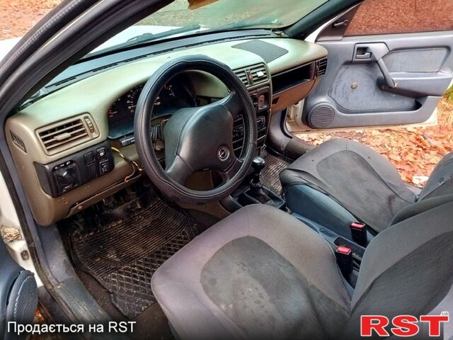 Белый Опель Вектра, объемом двигателя 1.6 л и пробегом 78 тыс. км за 707 $, фото 1 на Automoto.ua