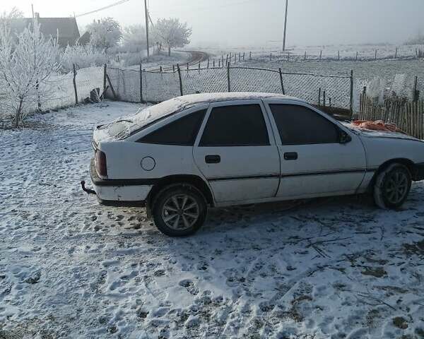 Белый Опель Вектра, объемом двигателя 1.8 л и пробегом 250 тыс. км за 1000 $, фото 1 на Automoto.ua