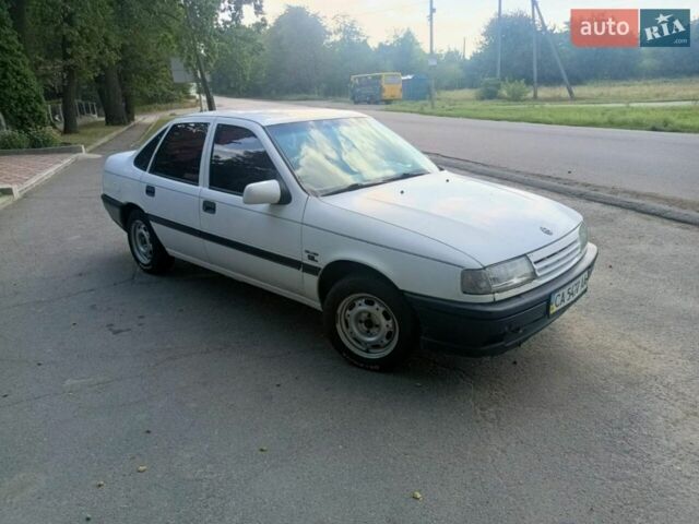 Белый Опель Вектра, объемом двигателя 1.6 л и пробегом 300 тыс. км за 1700 $, фото 1 на Automoto.ua