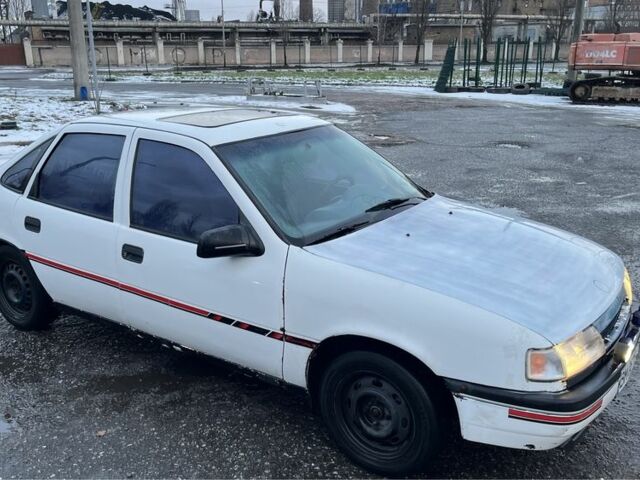 Белый Опель Вектра, объемом двигателя 1.6 л и пробегом 250 тыс. км за 900 $, фото 1 на Automoto.ua