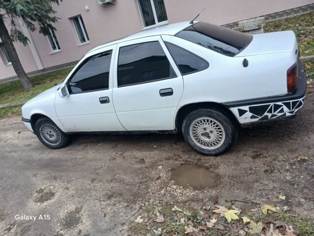 Белый Опель Вектра, объемом двигателя 1.6 л и пробегом 255 тыс. км за 700 $, фото 1 на Automoto.ua