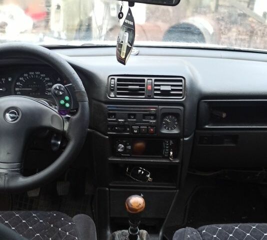 Белый Опель Вектра, объемом двигателя 0 л и пробегом 300 тыс. км за 1420 $, фото 1 на Automoto.ua