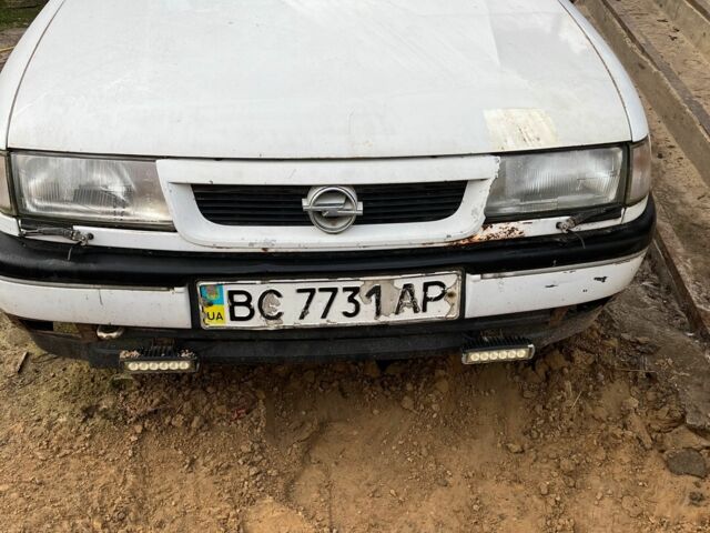 Белый Опель Вектра, объемом двигателя 2 л и пробегом 300 тыс. км за 800 $, фото 1 на Automoto.ua