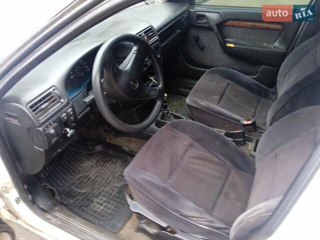 Белый Опель Вектра, объемом двигателя 2 л и пробегом 220 тыс. км за 1600 $, фото 1 на Automoto.ua