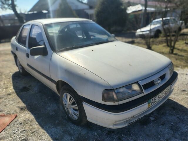 Белый Опель Вектра, объемом двигателя 1.8 л и пробегом 210 тыс. км за 999 $, фото 1 на Automoto.ua