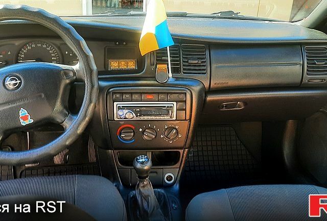 Белый Опель Вектра, объемом двигателя 1.8 л и пробегом 400 тыс. км за 2100 $, фото 1 на Automoto.ua