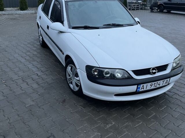 Белый Опель Вектра, объемом двигателя 1.8 л и пробегом 231 тыс. км за 2000 $, фото 1 на Automoto.ua