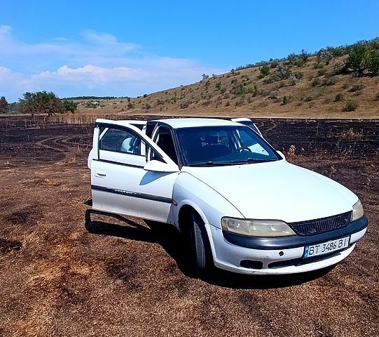Білий Опель Вектра, об'ємом двигуна 2 л та пробігом 534 тис. км за 2000 $, фото 1 на Automoto.ua