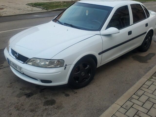 Белый Опель Вектра, объемом двигателя 1.8 л и пробегом 445 тыс. км за 2450 $, фото 1 на Automoto.ua