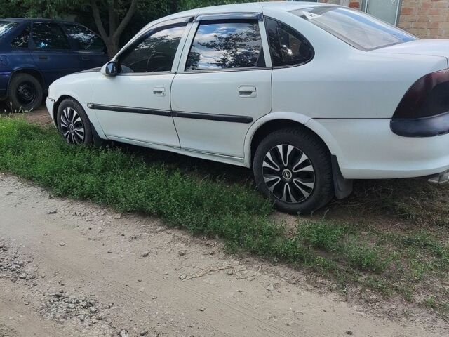 Білий Опель Вектра, об'ємом двигуна 1.8 л та пробігом 250 тис. км за 3500 $, фото 1 на Automoto.ua