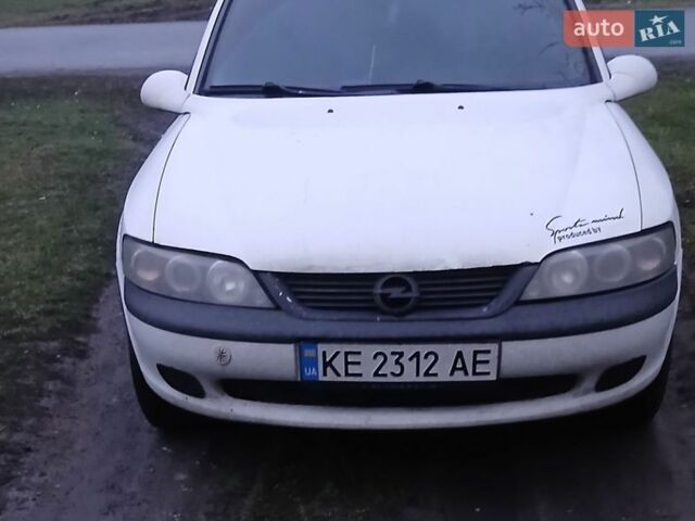 Белый Опель Вектра, объемом двигателя 1.8 л и пробегом 374 тыс. км за 2100 $, фото 1 на Automoto.ua