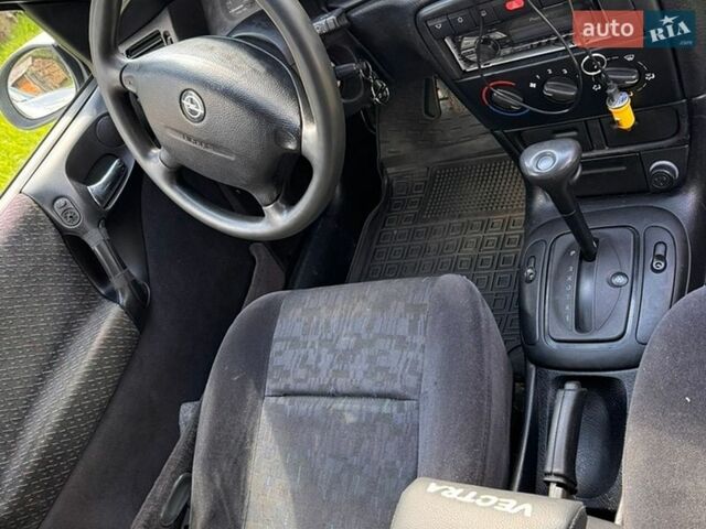 Белый Опель Вектра, объемом двигателя 1.8 л и пробегом 363 тыс. км за 2200 $, фото 1 на Automoto.ua