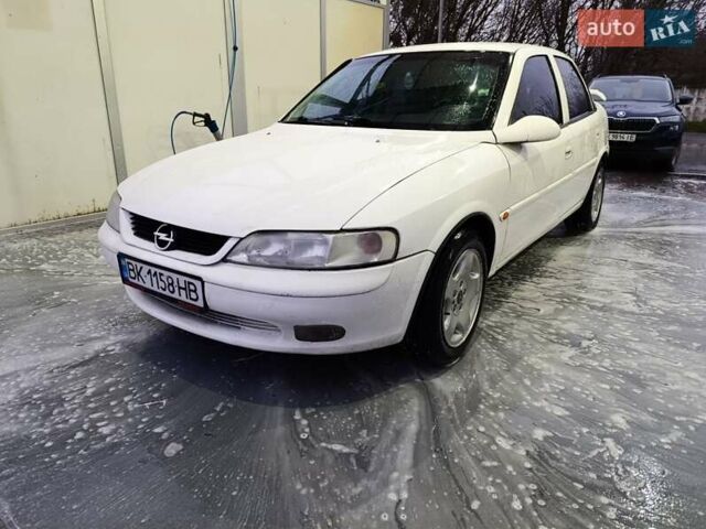 Белый Опель Вектра, объемом двигателя 1.8 л и пробегом 327 тыс. км за 1700 $, фото 1 на Automoto.ua